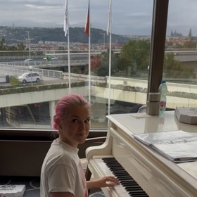 Naučila se hrát na klavír, což ji vždycky lákalo. Vyzkoušet si mohla i nádherné křídlo v hotelu Clarion na Vyšehradě.