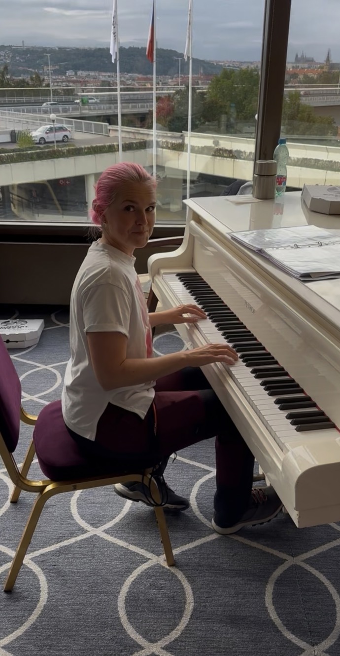 Naučila se hrát na klavír, což ji vždycky lákalo. Vyzkoušet si mohla i nádherné křídlo v hotelu Clarion na Vyšehradě.