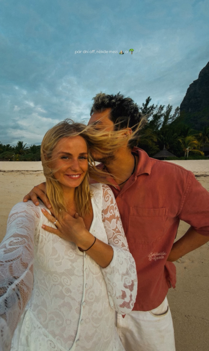 Mirai a Sára jsou na ostrově Mauricius. Na jedné z fotografií se pohledná blondýnka ukázala s prstenem na ruce.