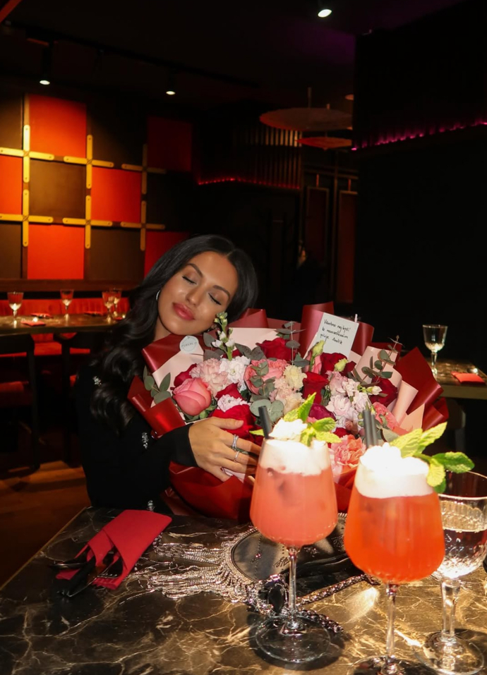 Carrie Kirsten dostává pravidelně květiny. 