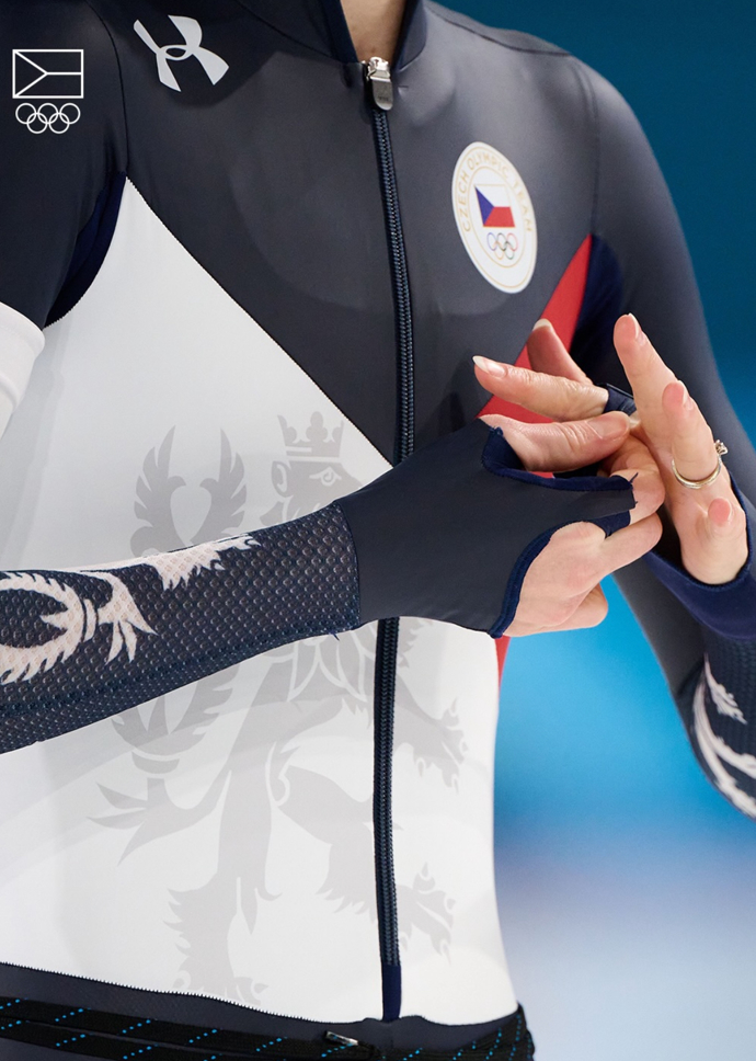 Nikola Zdráhalová ukázala prsten. 