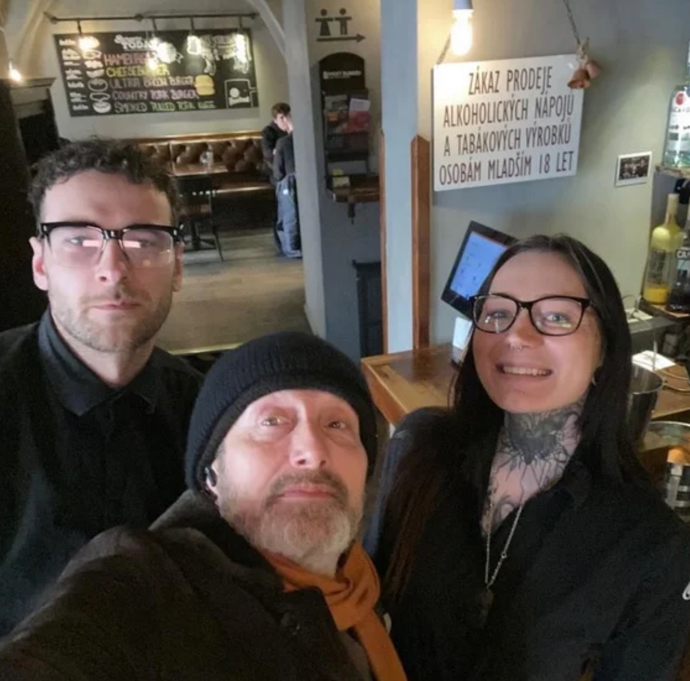 Mads Mikkelson navštívil pražský podnik. 