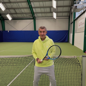 Andrej Babiš začal hrát tenis.