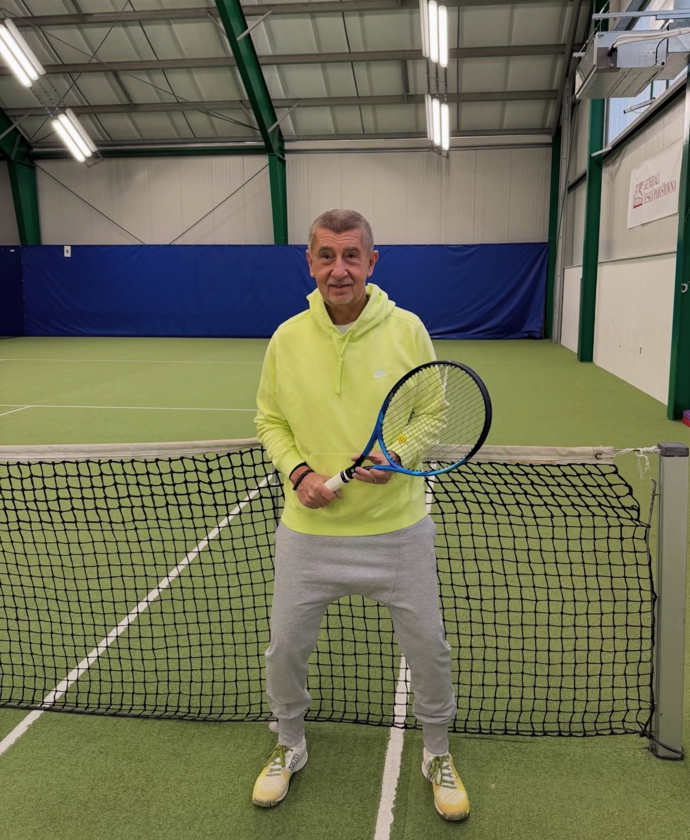 Andrej Babiš začal hrát tenis.