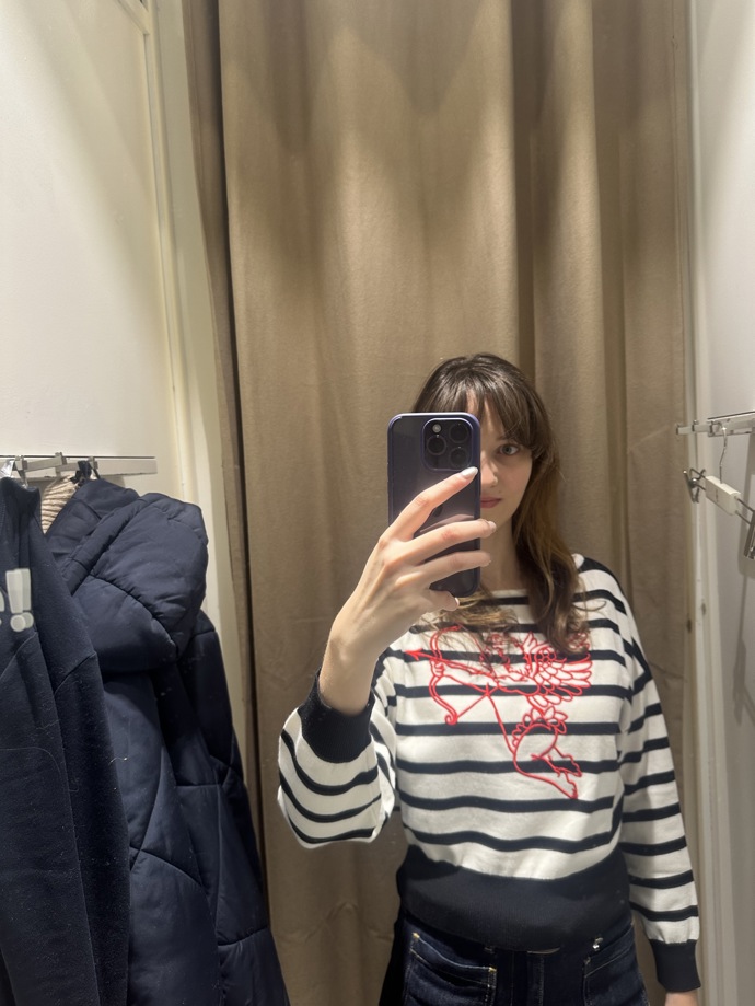 V obchodech nás zaujal i hravý svetr s lodičkovým výstřihem, který může svůdně odhalovat ramena. Zároveň ho stylově zdobí motiv okřídleného posla lásky.