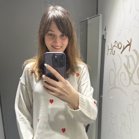 Aktuální kolekce vyrazila omrknout i módní redaktorka Monika. Také ona našla svetr se srdíčkovou výšivkou, a to za velmi přívětivou cenu.