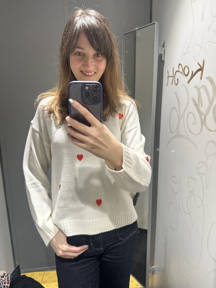 Aktuální kolekce vyrazila omrknout i módní redaktorka Monika. Také ona našla svetr se srdíčkovou výšivkou, a to za velmi přívětivou cenu.