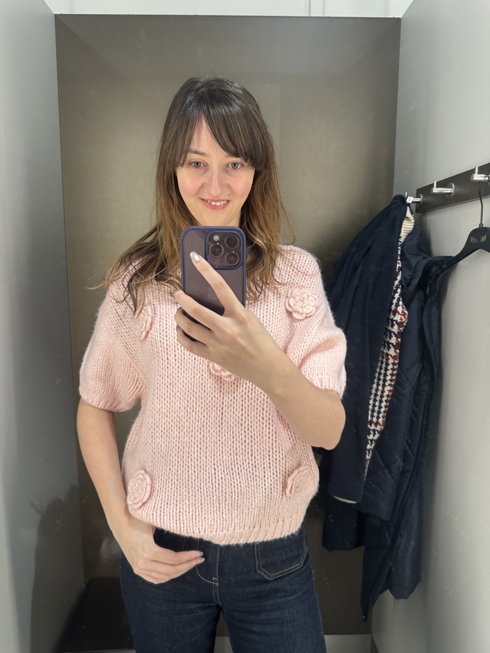 Nemusíte se ale omezovat jen na klasický motiv srdíček. Velmi romantický je třeba tento kousek s aplikací růží.