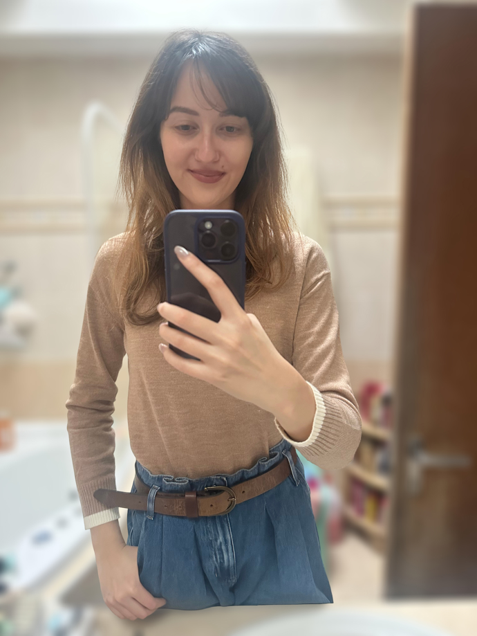 Decentnější kombinaci konturovací tužky s leskem z kolekce King od Kylie Cosmetics zkusila i módní redaktorka Lifee Monika, která má normálně užší rty, ale s výsledným efektem byla spokojená