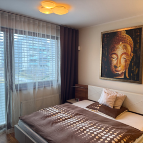 Manželskou postel chrání obraz Buddhy, který si Monika přivezla z Thajska. 