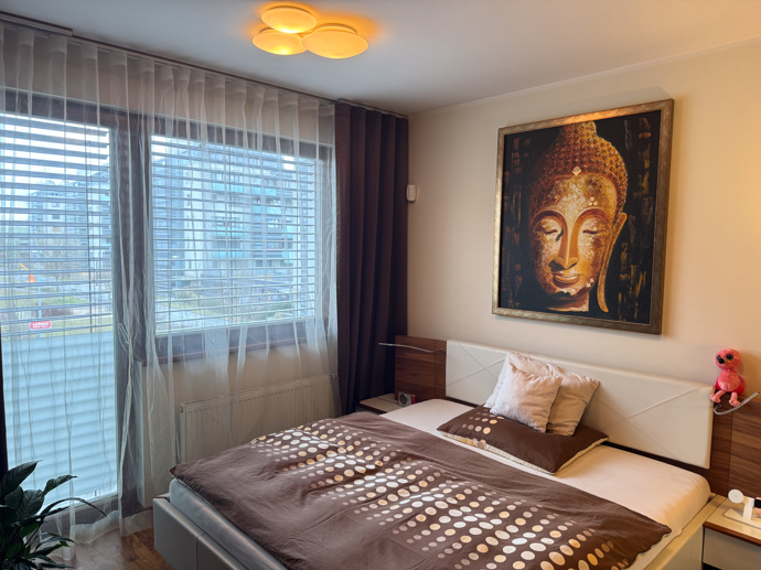 Manželskou postel chrání obraz Buddhy, který si Monika přivezla z Thajska. 