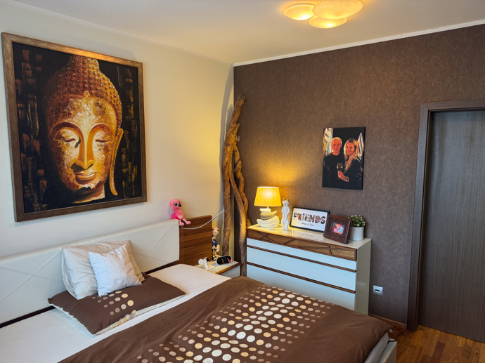 Pohled do útulné ložnice Moniky Marešové