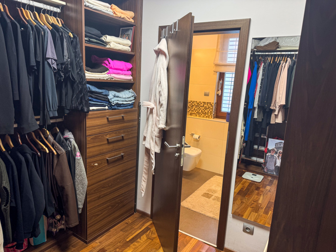 Všechny barvy v šatně mají své místo a Monika Marešová má nejraději růžovou, které je v zimě vidět v její šatně méně. 