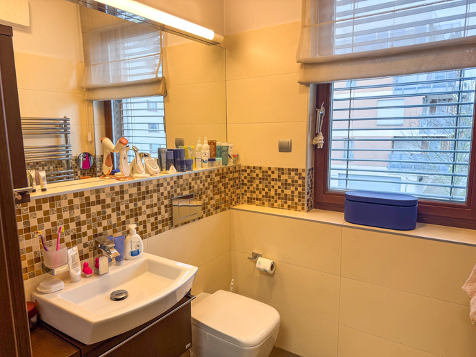 Vlastní koupelnu oddělenou od synů si nemůže vynachválit.