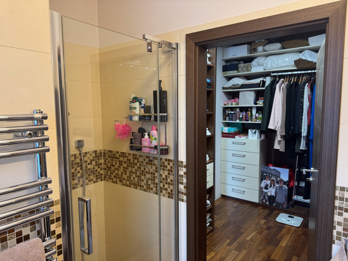 Přímo ze šatny projde Monika do svého kosmetického království. 