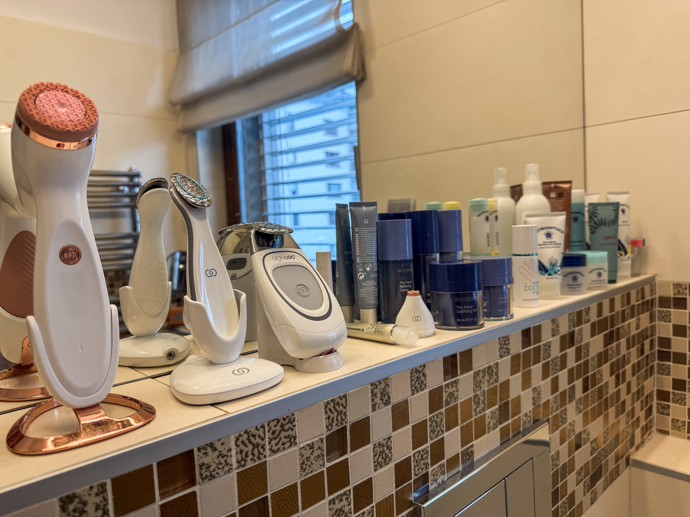 Má zde všechny své poklady a přístroje, které jí pomáhají vypadat mladě a svěže. 