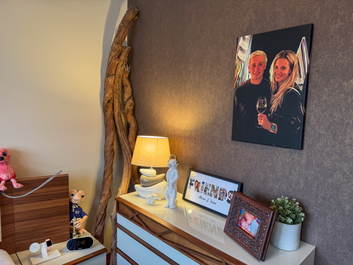 Nad skříňkou visí fotografie se synem Jakubem, ale Monika už má připravenou novou s oběma syny. 