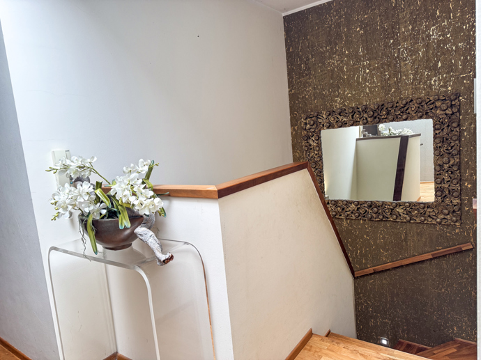 Po schodech se přesunete do ložnicové části.