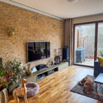 Celý dům působí díky zemitým barvám velmi útulně. 