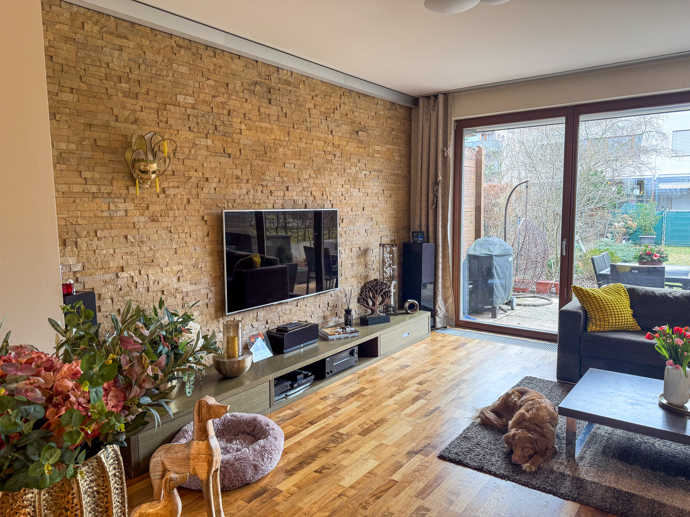 Celý dům působí díky zemitým barvám velmi útulně. 