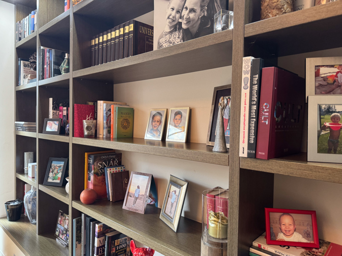 V knihovně najdete mnoho fotek obou Moničiných synů, které má z manželství s Leošem Marešem.