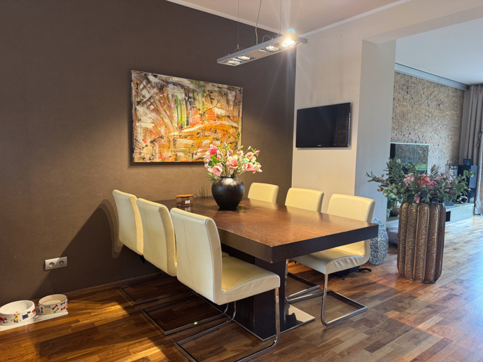 Jídelní část v tlumených barvách