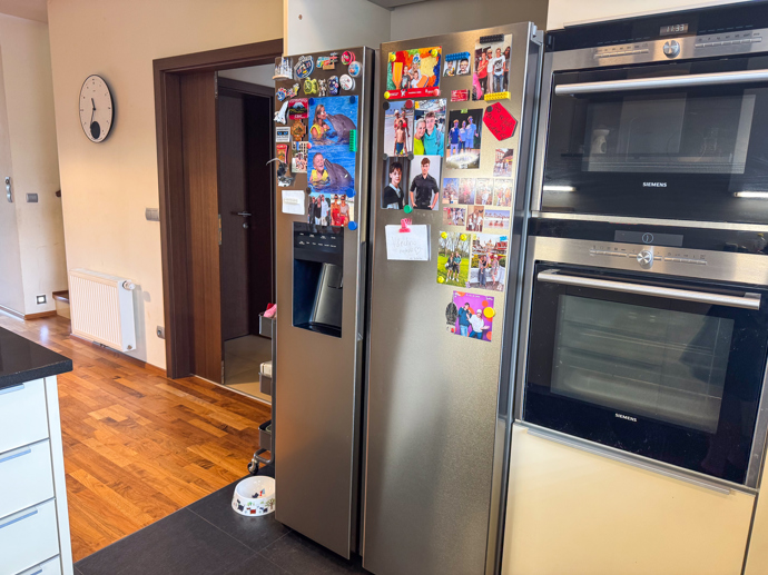 V kuchyni najdete vedle fotek dětí, maminky, sourozenců a přátel také spoustu magnetů z cest.