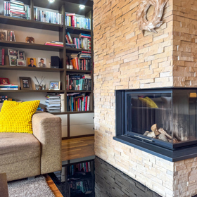 Obývací část zdobí vedle krbu a velká knihovna. 