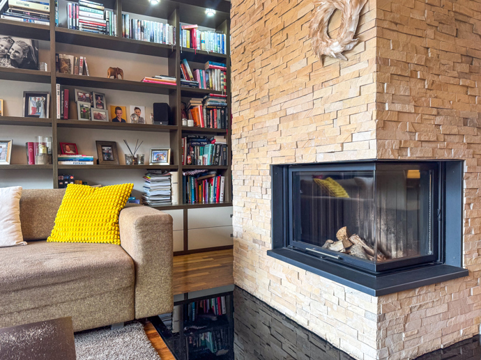 Obývací část zdobí vedle krbu a velká knihovna. 