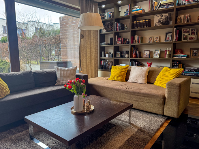 Do domu krásně prostupuje světlo skrze prosklenou stěnu v obýváku.