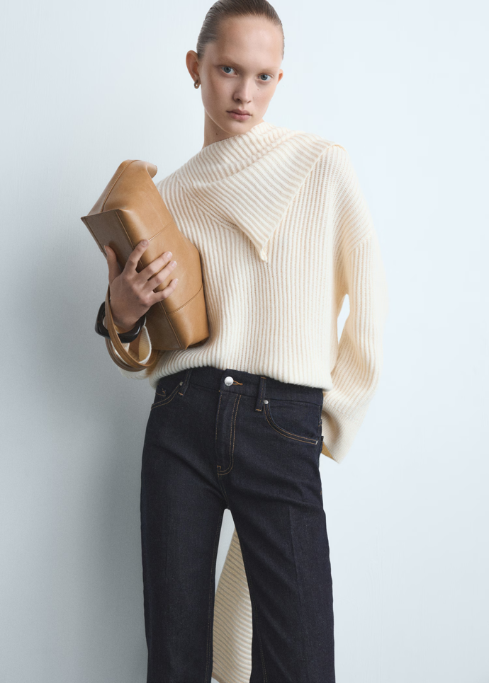 Tmavé džíny s krémovou tvoří dokonalou luxusní kombinaci. Velkou roli hrají také kabelky. Rozšíření džíny s vysokým pasem, Mango, 899 Kč