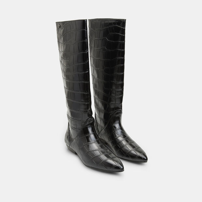 Pokud svému minimalistickému outfitu chcete dodat špetku extravagance, nebojte se ani zvířecího motivu, který jednolitost rozbije svou strukturou. Tyto kozačky jsou od značka Baťa a jejich cena je 1699 Kč.