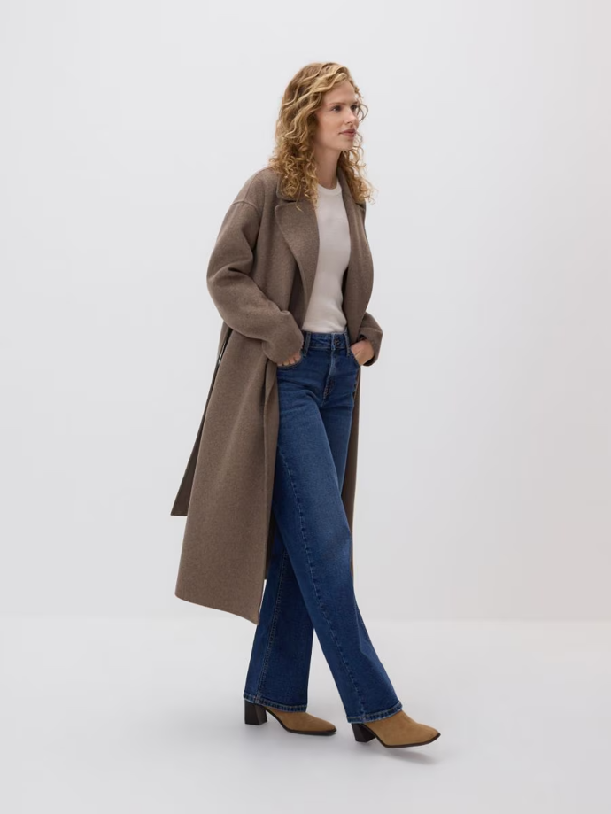 Džíny vypadají skvěle s klasickými kabáty. Rovné džíny, Reserved, 799 Kč