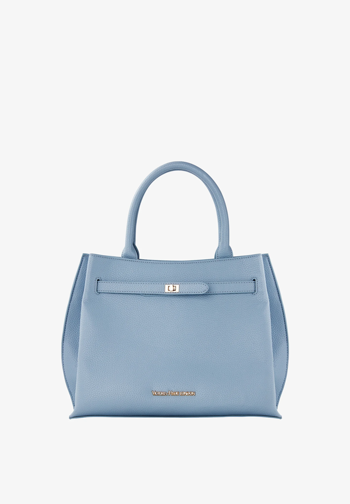 Světle modrá kabelka funguje jako dokonalý stylingový kontrast k jednotlivým prvkům outfitu. Tento blankytně modrý kousek je od značky Victoria Hyde a vyjde vás na 2 499 Kč.