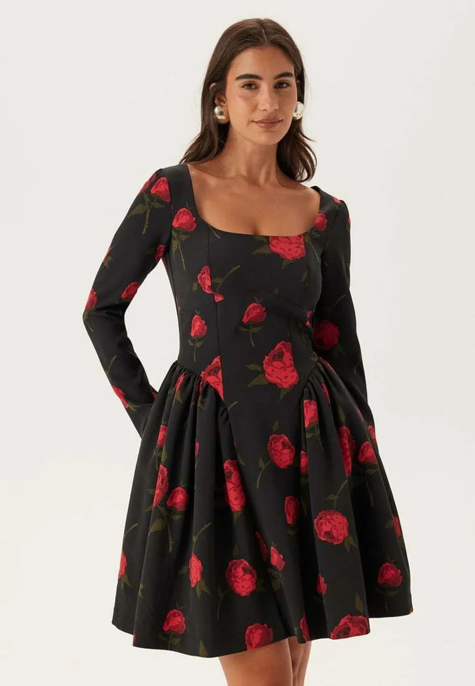 Kousky s nádechem estetiky Bouřlivých výšin ale pořídíte i jinde. Šaty, Bubbleroom, 2089 Kč