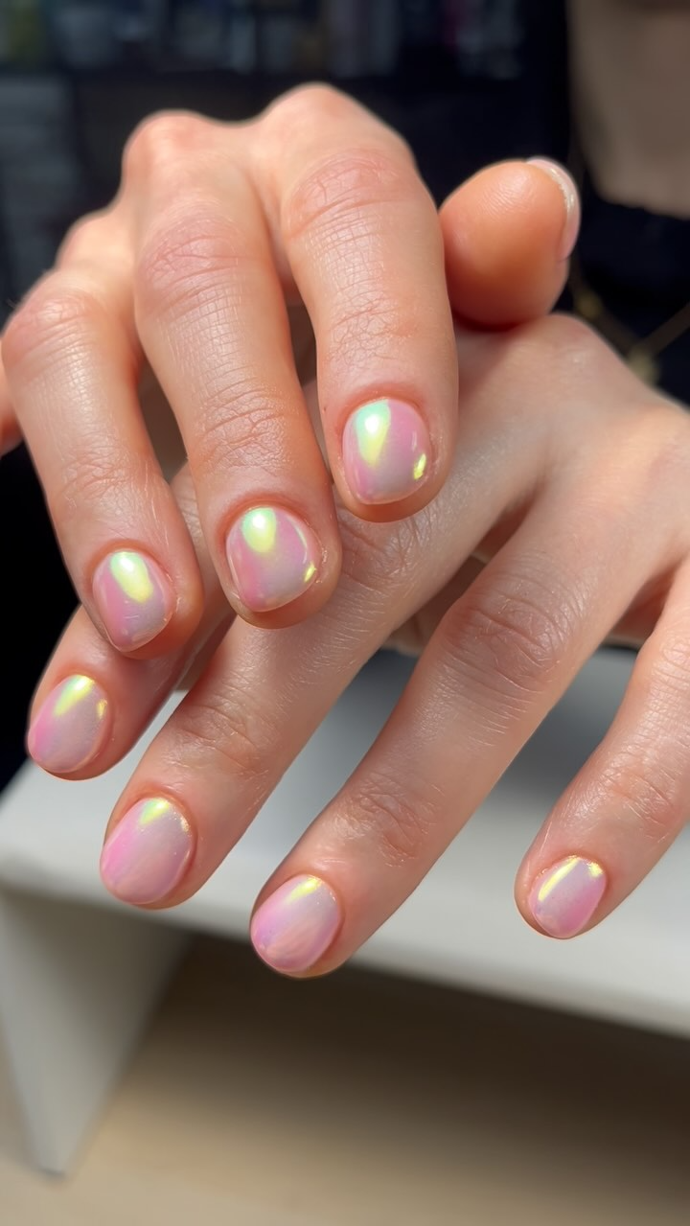 Pokud se vám nehty zdají až příliš nenápadné, můžete je oživit elegantním leskem.