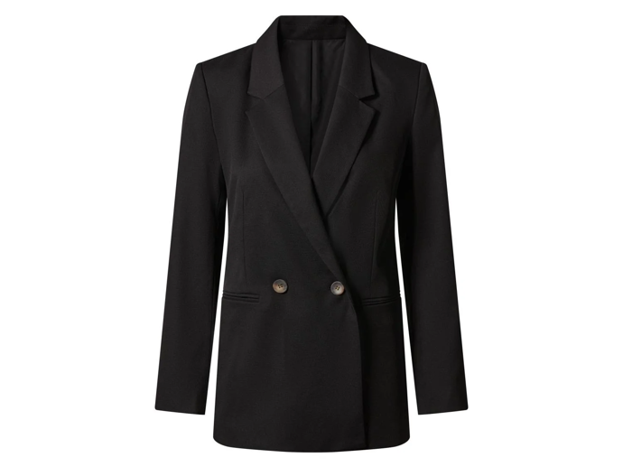 Základem nejen outfitu inspirovaného Monikou Bagárovou je černý blejzr. Tento kousek prodává Lidl za 499 Kč.