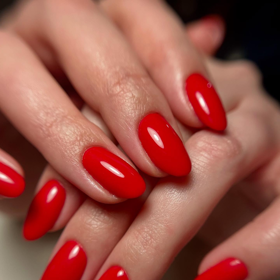 Podobně jako oblečení, i letošní jarní manikúře bude kralovat výrazná červená.