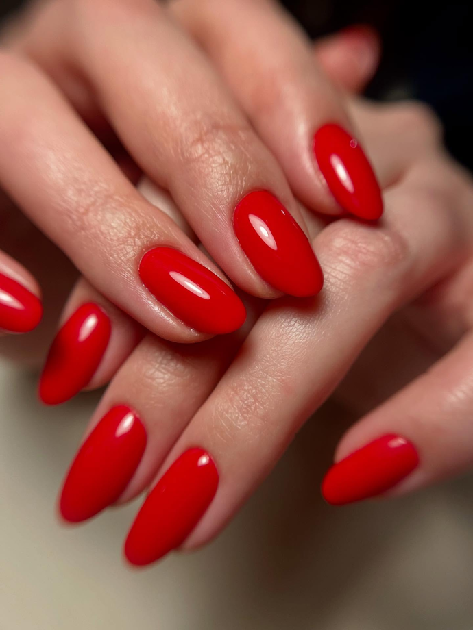 Podobně jako oblečení, i letošní jarní manikúře bude kralovat výrazná červená.