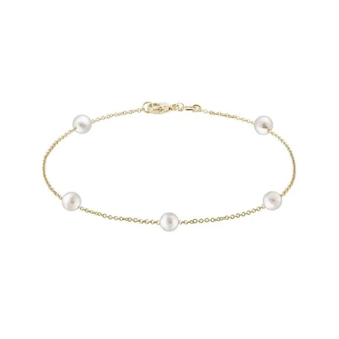 Pokud šperků nemáte dost ani vy, sáhněte i po zlatému řetízkovém náramku s perlami. Třeba jako je tento od KLENOTY za 6900 Kč.