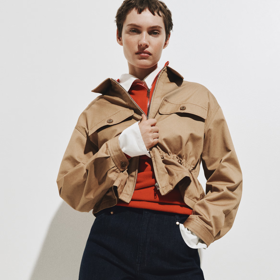 Tmavě modré džíny jsou dokonale elegantním základem šatníku. Džíny širšího střihu s vysokým pasem, H&M, 979 Kč