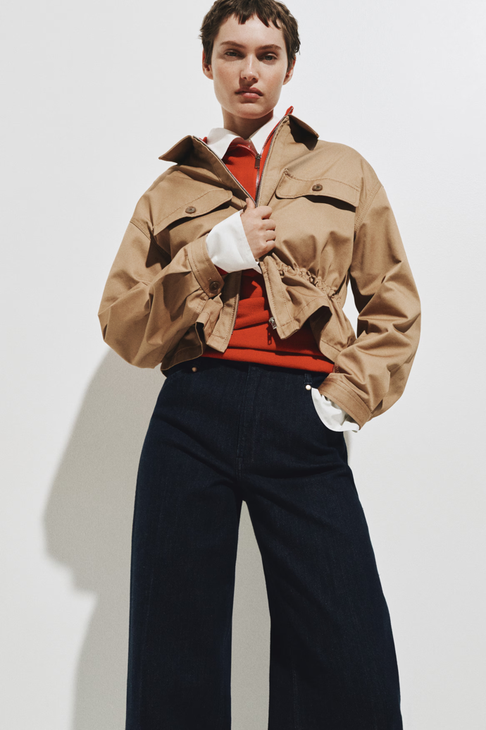 Tmavě modré džíny jsou dokonale elegantním základem šatníku. Džíny širšího střihu s vysokým pasem, H&M, 979 Kč