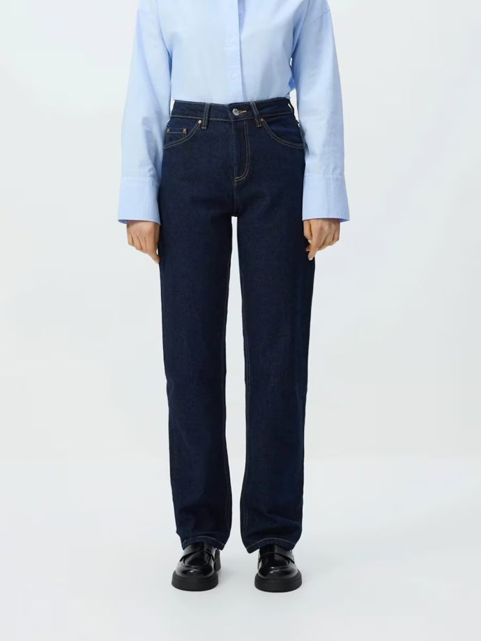 Skvěle k rovnějším i cigaretovým střihům vypadají jak podpatky, tak třeba pohodlné a zároveň šik mokasíny. Rovné džíny, Reserved, 759 Kč