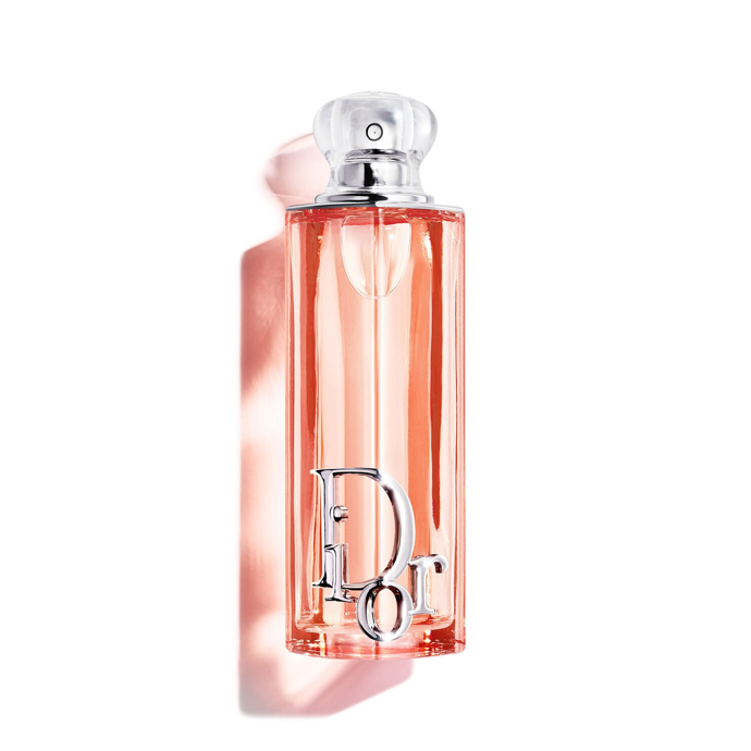 Parfémovaná voda Peach Glow od Dior byla navržena tak, aby připomínala jiskřivý, lahodný sirup. V její stopě ožívá broskvový aspekt jasmínové absolutní esence, zahalený do obláčku vanilkové šlehačky. Parfém vás vyjde na 1890 Kč.