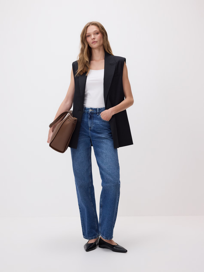 Boty a kabelky dokážou i ten nejobyčejnější outfit rázem ozvláštnit. Džíny rovného střihu, Reserved, 859 Kč