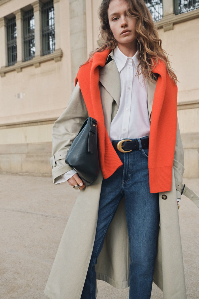 Sluší jim i trenčkoty. Stačí doplňky a jeden výrazný akcent a zdánlivě jednoduchý outfit s džínami najednou působí trendy a zajímavě. Džíny slim s vysokým pasem, H&M, 739 Kč