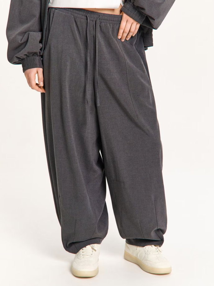 Další stylingovou chybou je i nelichotivý střih. Buď moc volný...