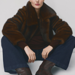 Sofistikovaná tmavě modrá se hodí takřka ke všemu a užijete ji jak v zimě s kožíšky, tak i na jaře s přechodovými bundičkami. Džíny s širšími nohavicemi pro těhotné, Mango, 1299 Kč