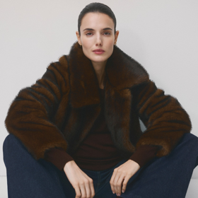 Sofistikovaná tmavě modrá se hodí takřka ke všemu a užijete ji jak v zimě s kožíšky, tak i na jaře s přechodovými bundičkami. Džíny s širšími nohavicemi pro těhotné, Mango, 1299 Kč