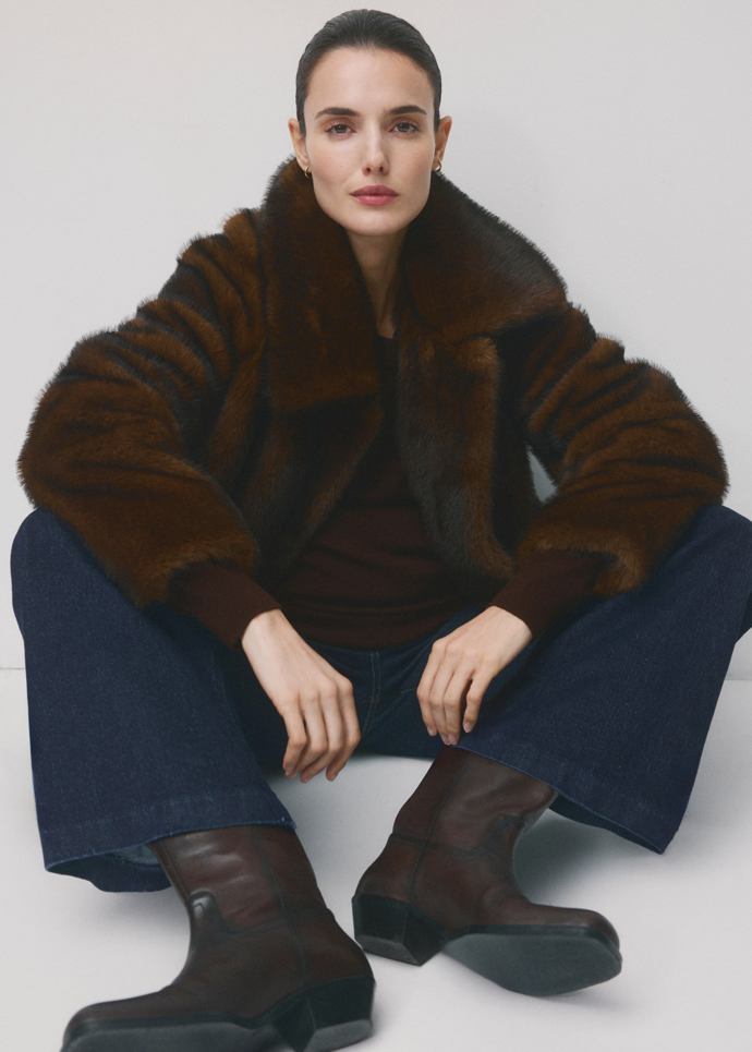 Sofistikovaná tmavě modrá se hodí takřka ke všemu a užijete ji jak v zimě s kožíšky, tak i na jaře s přechodovými bundičkami. Džíny s širšími nohavicemi pro těhotné, Mango, 1299 Kč